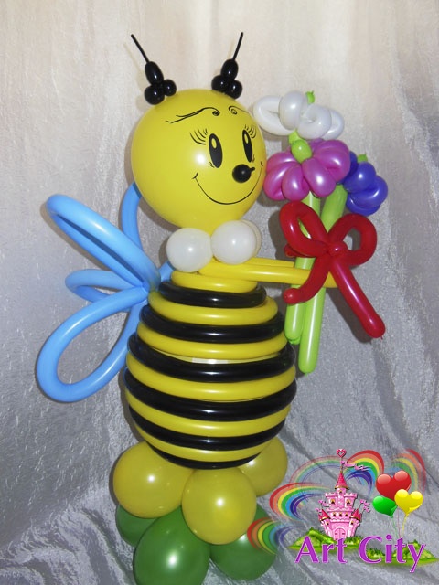 Веселая пчелка с букетом